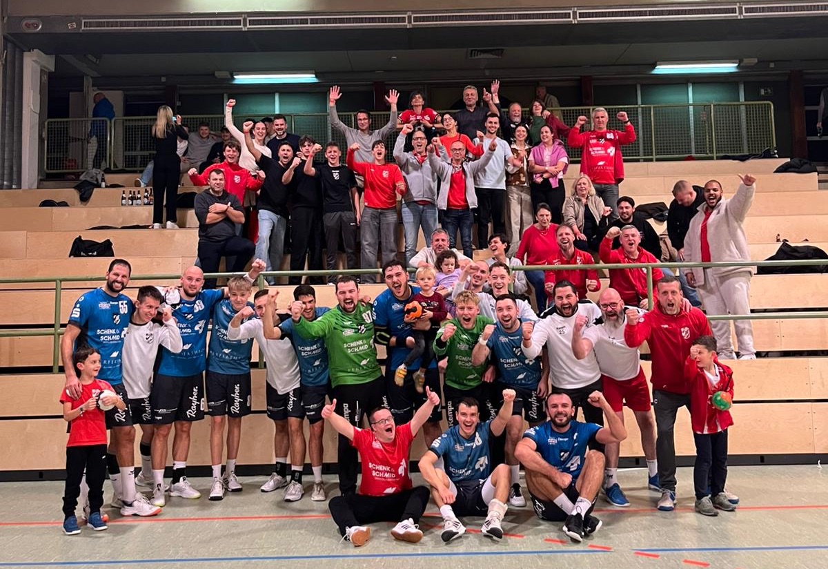 Der HRW Laupheim mit seinen Fans nach dem Auswärtssieg gegen TEAM Esslingen