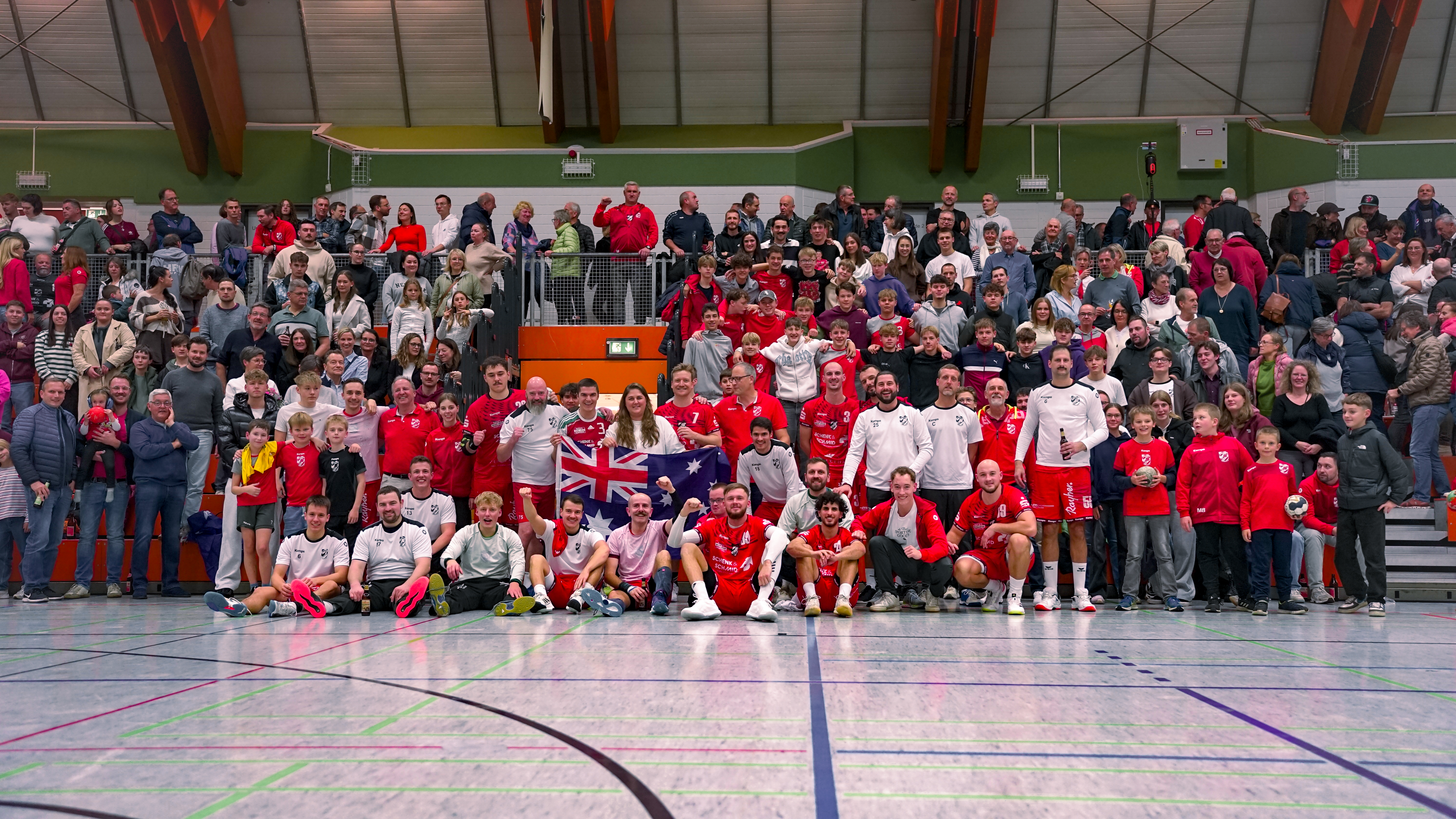 Die Mannschaft um Timothy Anderson vor den Laupheimer Fans