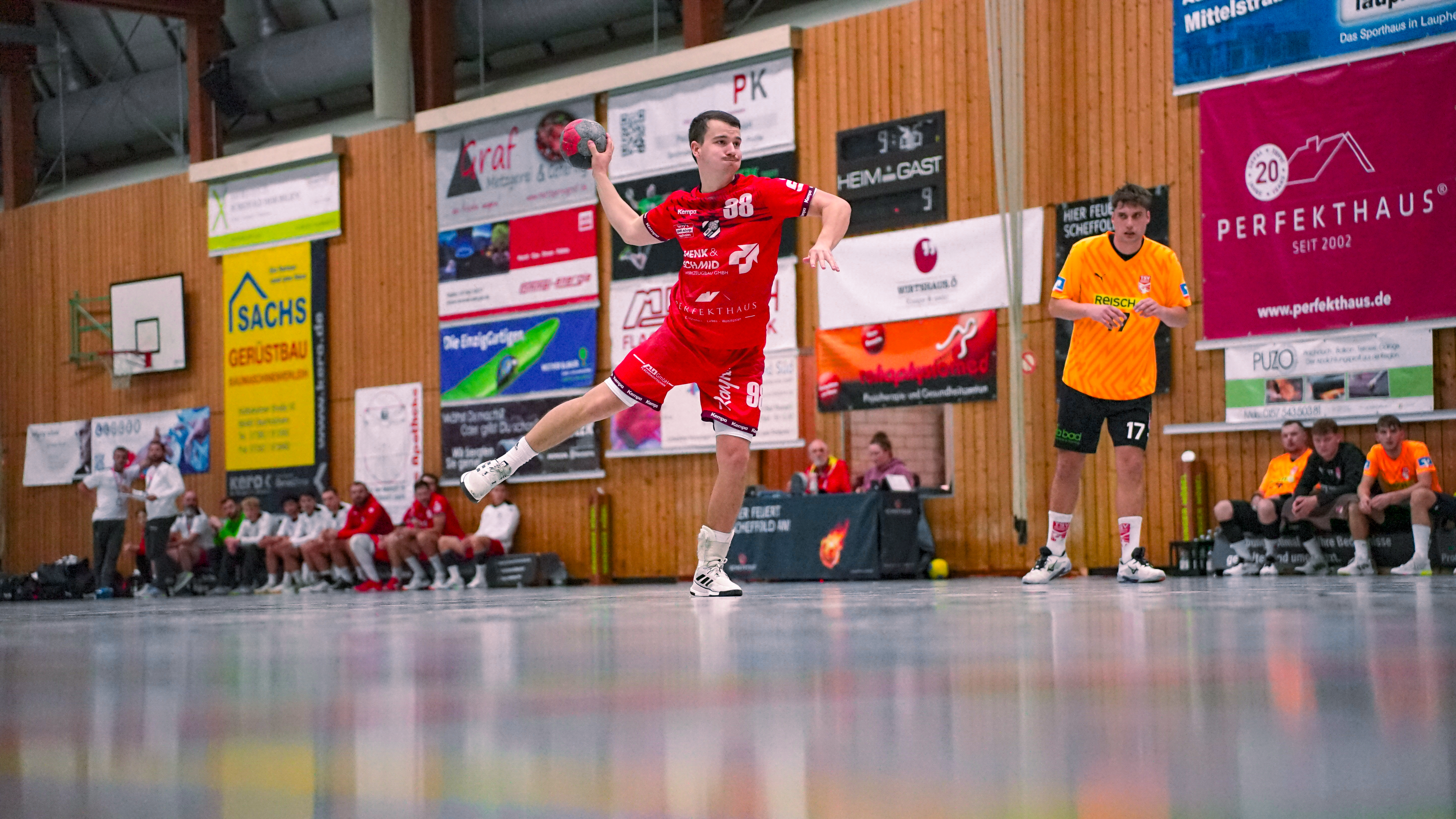 Timo Remane beim Siebenmeter für den HRW Laupheim