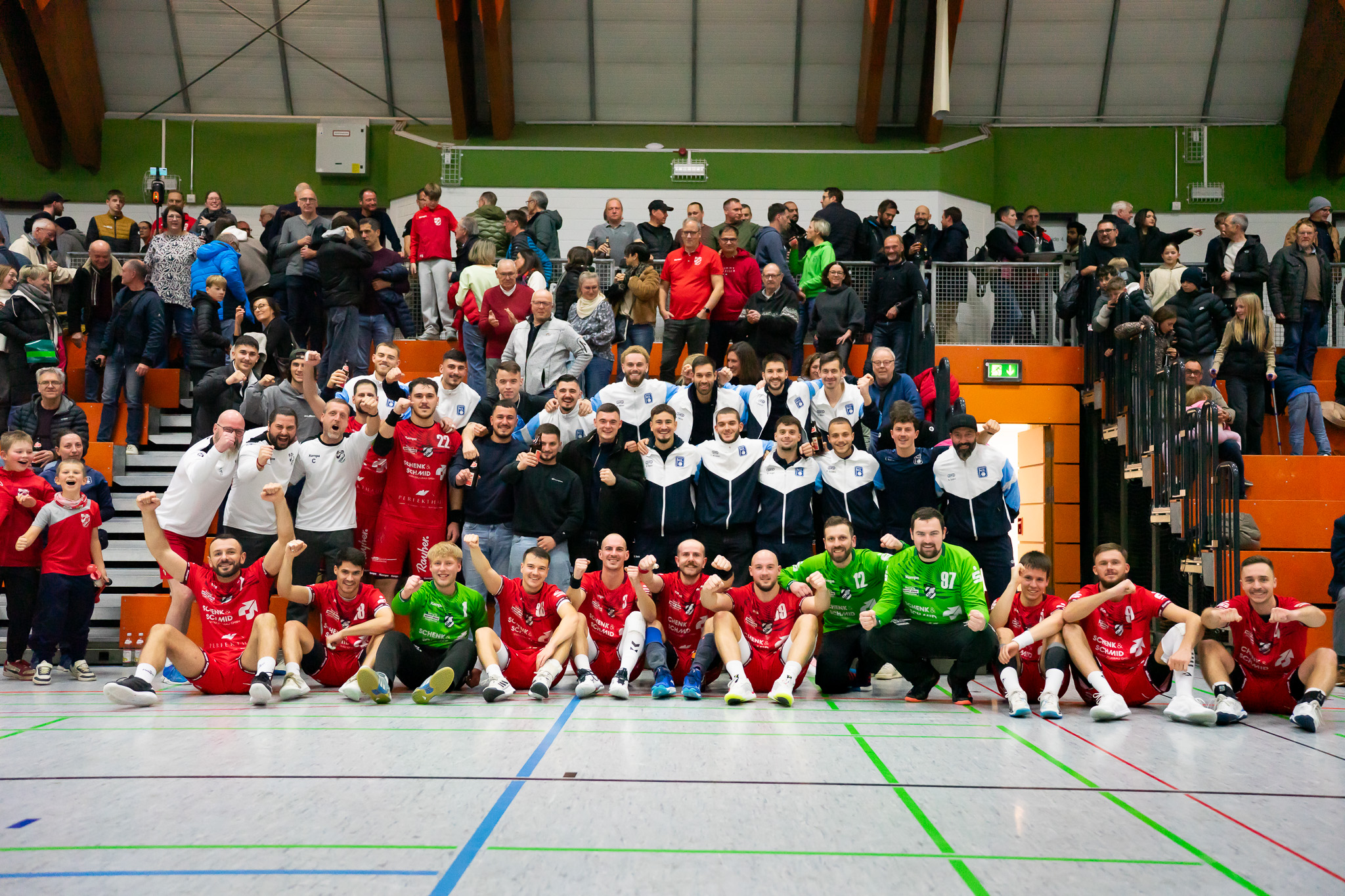 Der HRW Laupheim bedankt sich nach dem Derbysieg gegen den TV Gerhausen für den Besuch des FV Olympia Laupheim