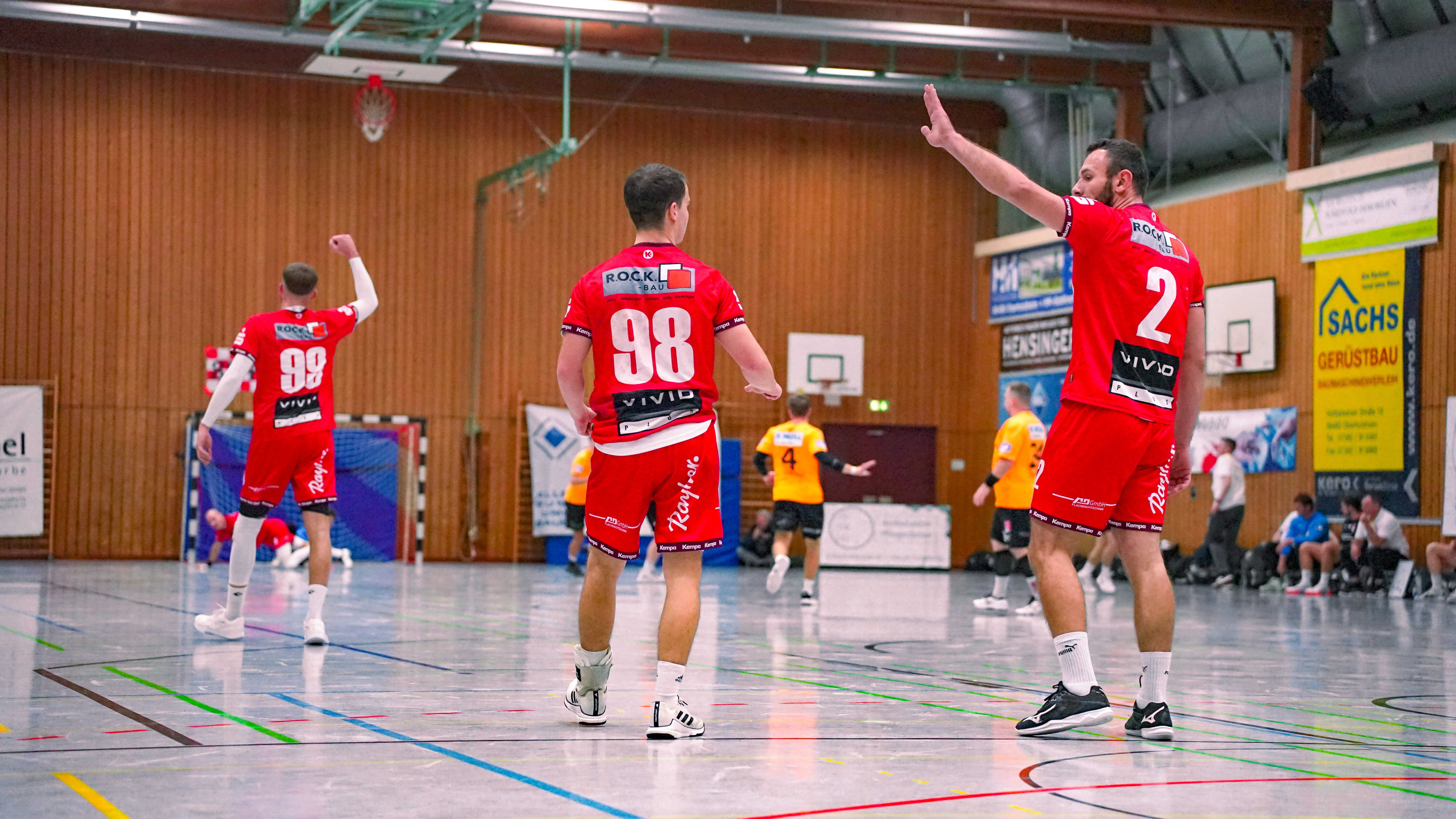 Spieler des HRW Laupheim beim Torjubel