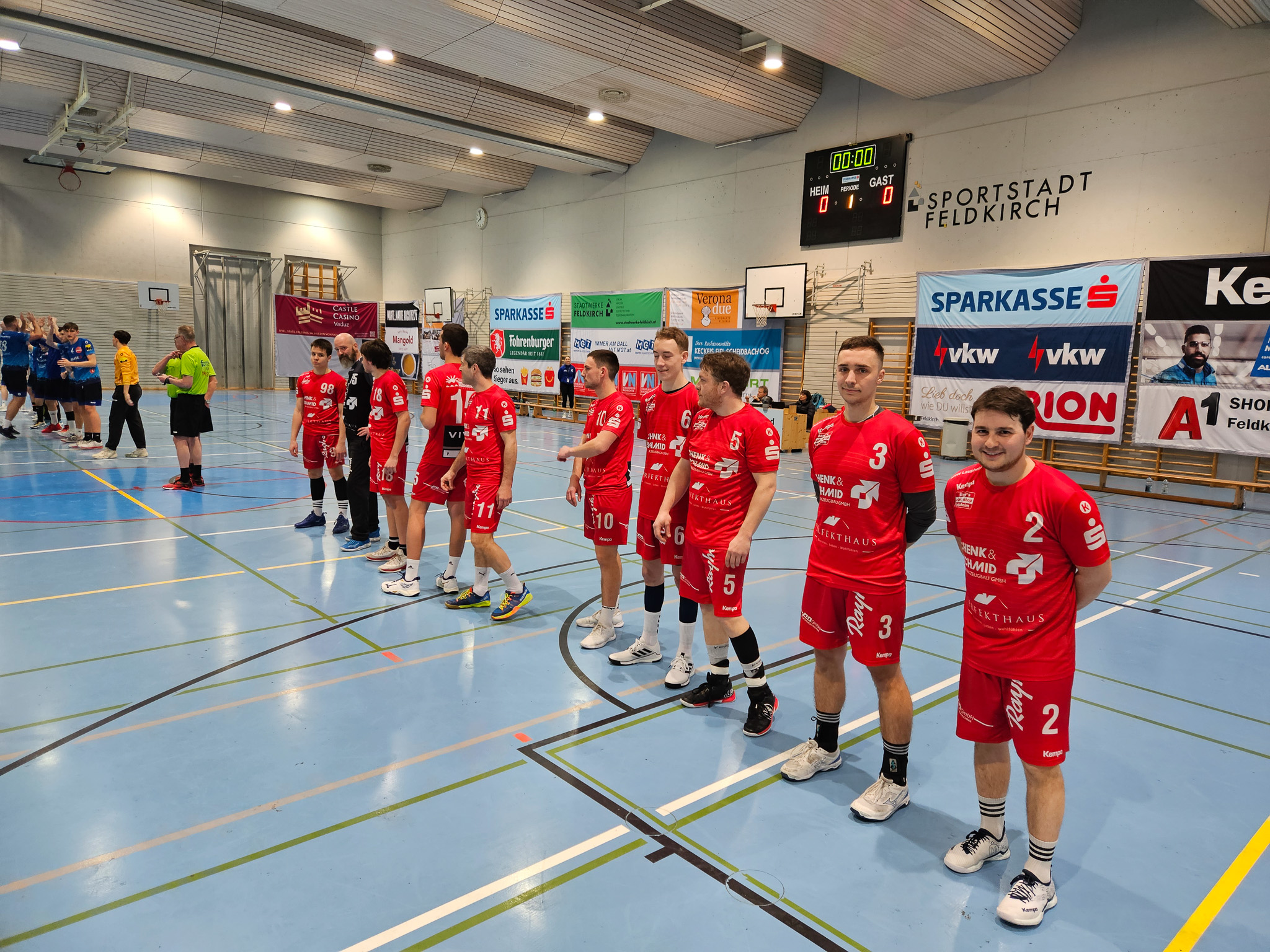 Spieler des HRW Zweite Mannschaft in einer Reihe aufgestellt vor Spielbeginn