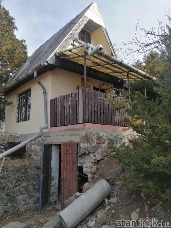 Házikó az erdő szélén