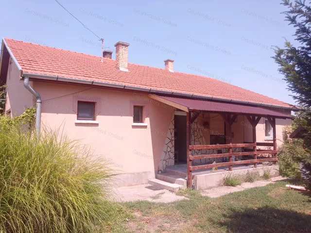 elado-csaladi-haz-ujszasz-104548200-t1.webp