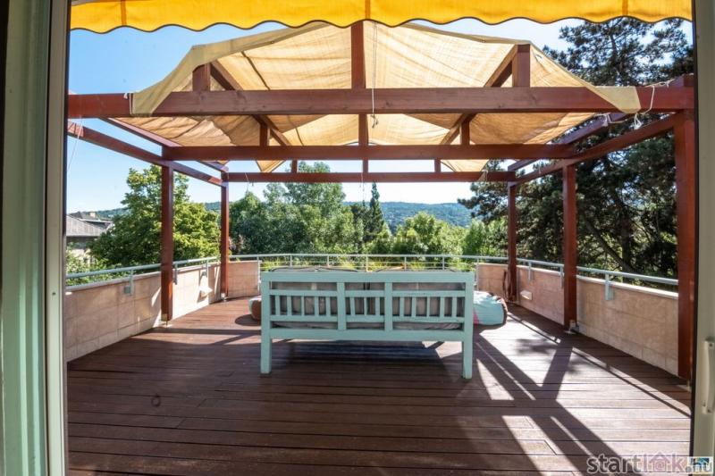 A luxust kínálja ez a villa a II. kerületben