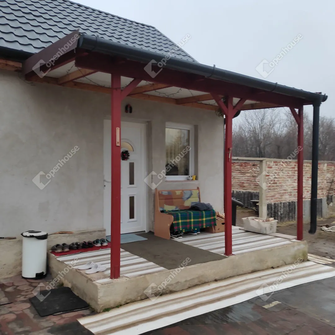 elado-csaladi-haz-szergeny-110256864-t6.webp
