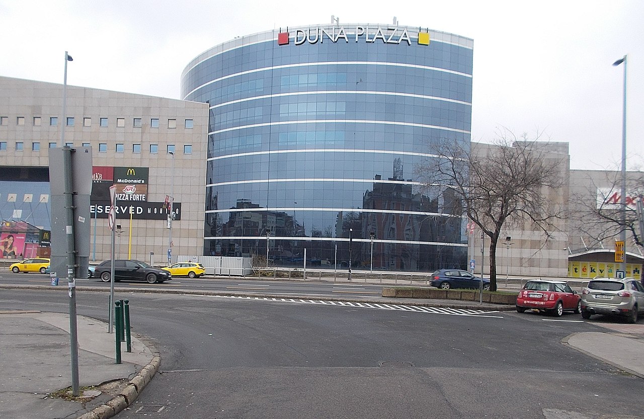 1280px-A_Duna_Plaza_a_Gy%C3%B6ngy%C3%B6si_utca_fel%C5%91l_n%C3%A9zve%2C_2018_Angyalf%C3%B6ld.jpg