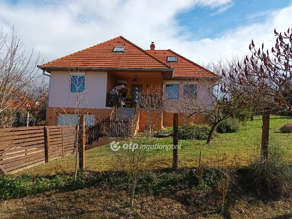 elado-csaladi-haz-orfu-91531069-t6.webp