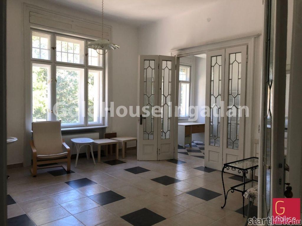 Ősfák között bújik meg ez a villa Pasaréten