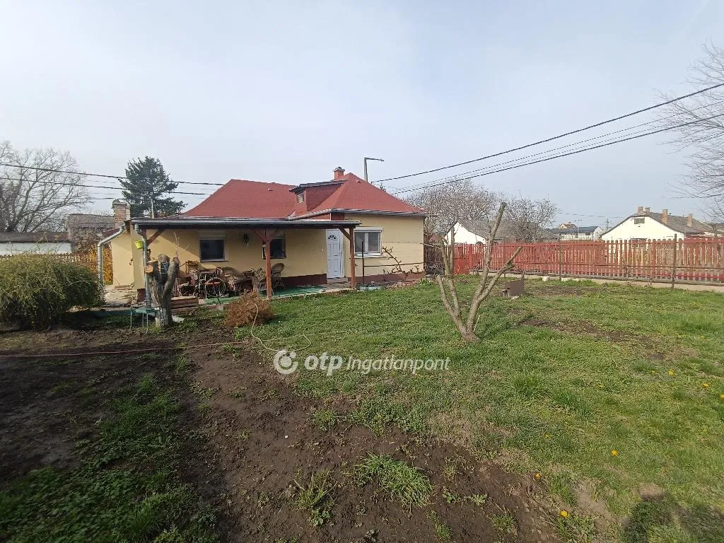 elado-csaladi-haz-gardony-101970424-t6.webp