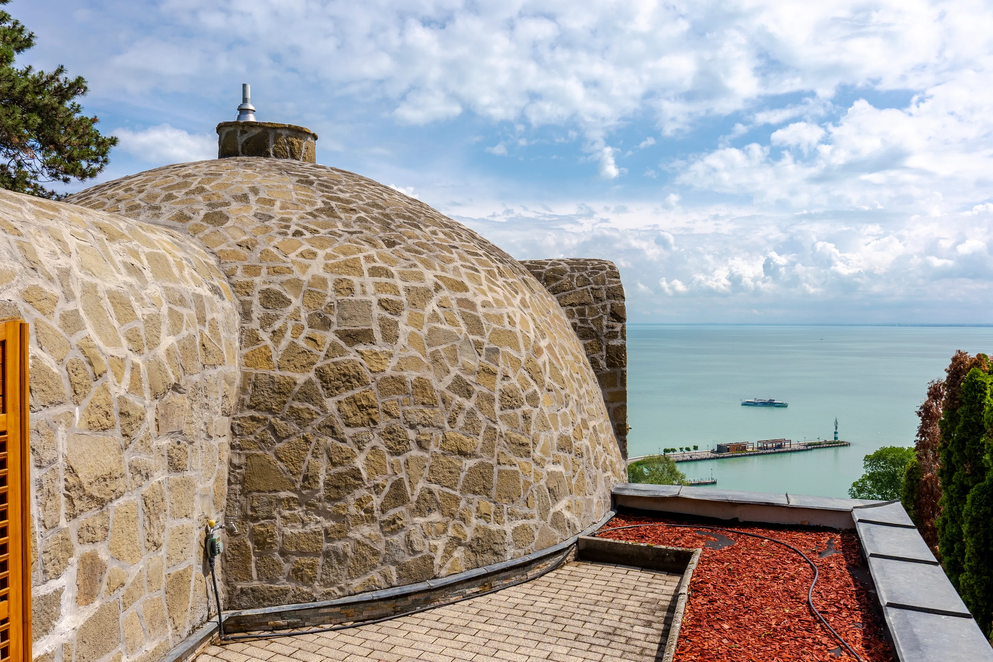 elado-csaladi-haz-tihany-103027096-t6.webp