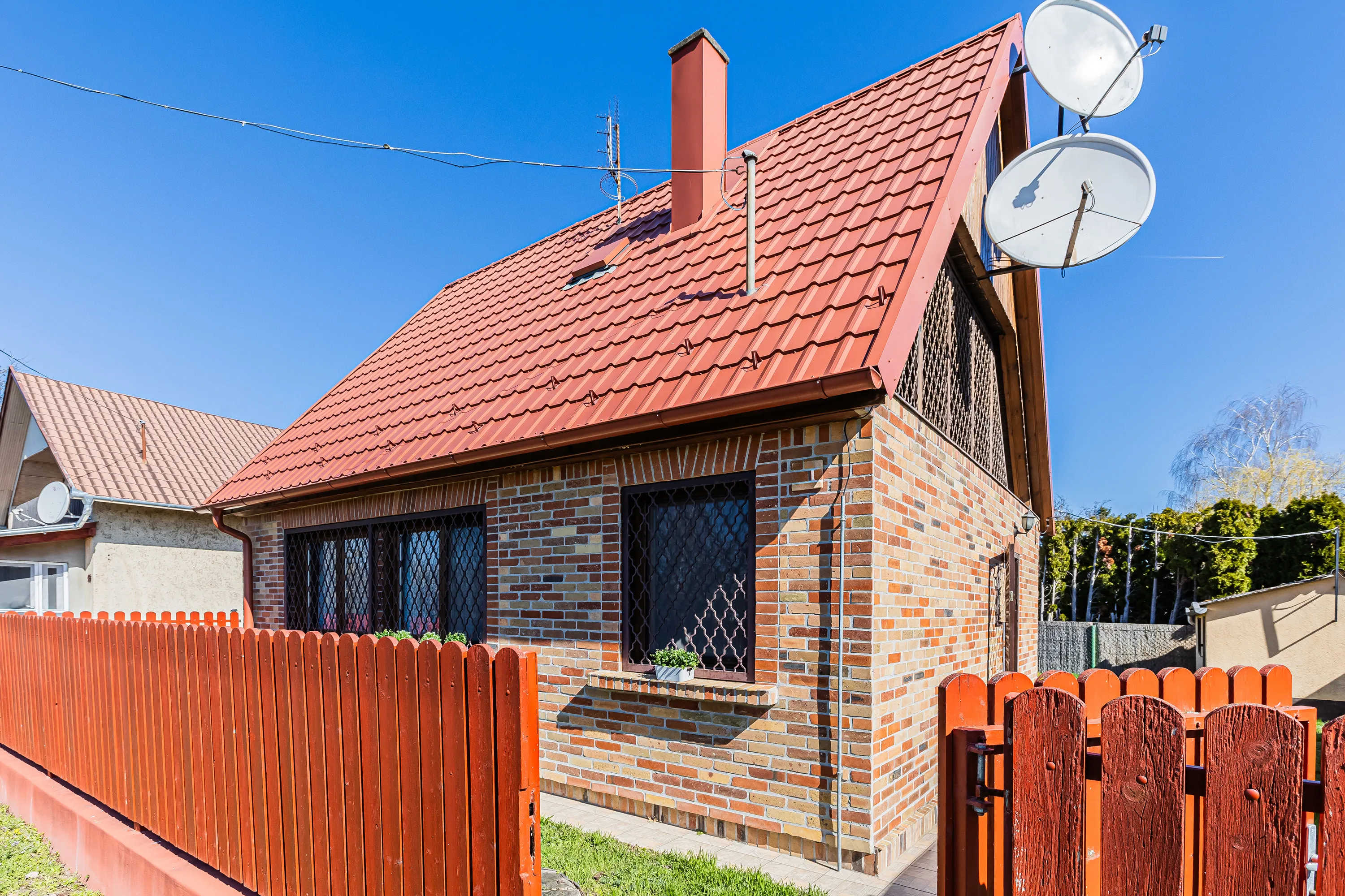 elado-hetvegi-haz-dunapataj-szelid-112174713-t6.webp