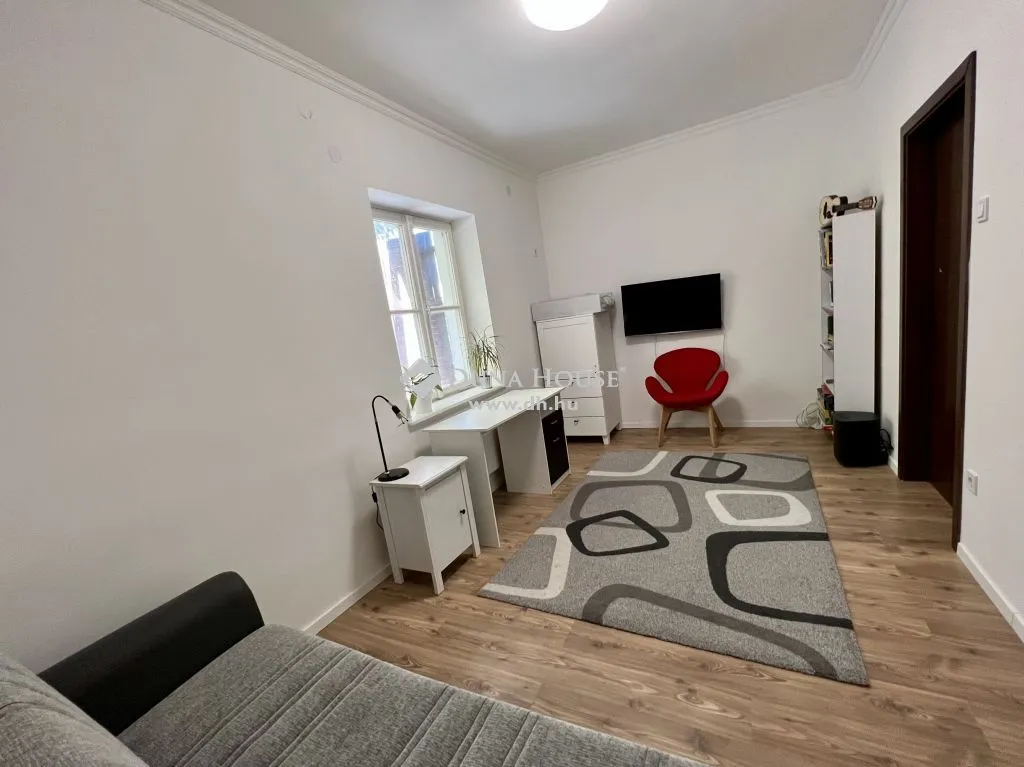 elado-teglalakas-izsak-101267147-t6.webp