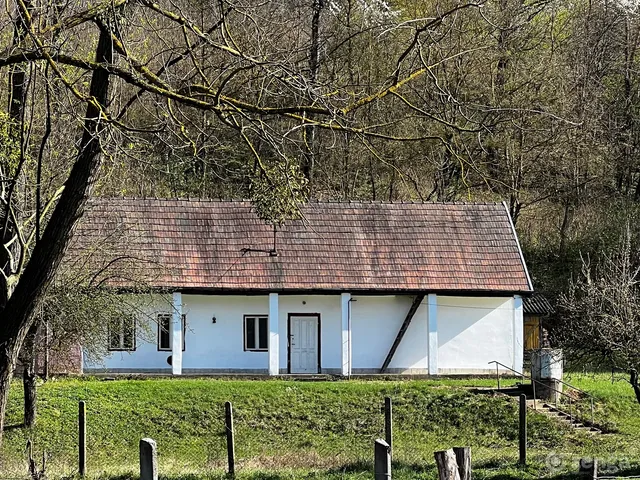 elado-csaladi-haz-csesztve-112833924-k1.webp