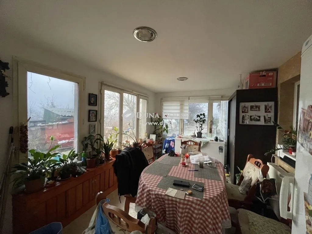 elado-kertes-haz-bajot-111432055-t6.webp