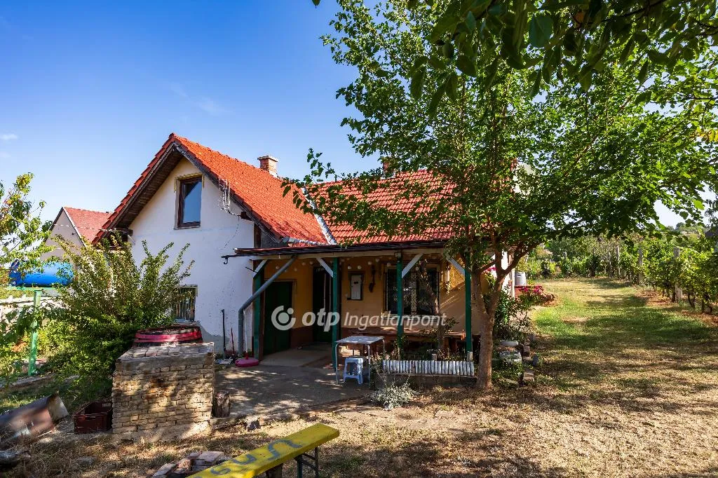 elado-hetvegi-haz-varvolgy-118362470-t6.webp