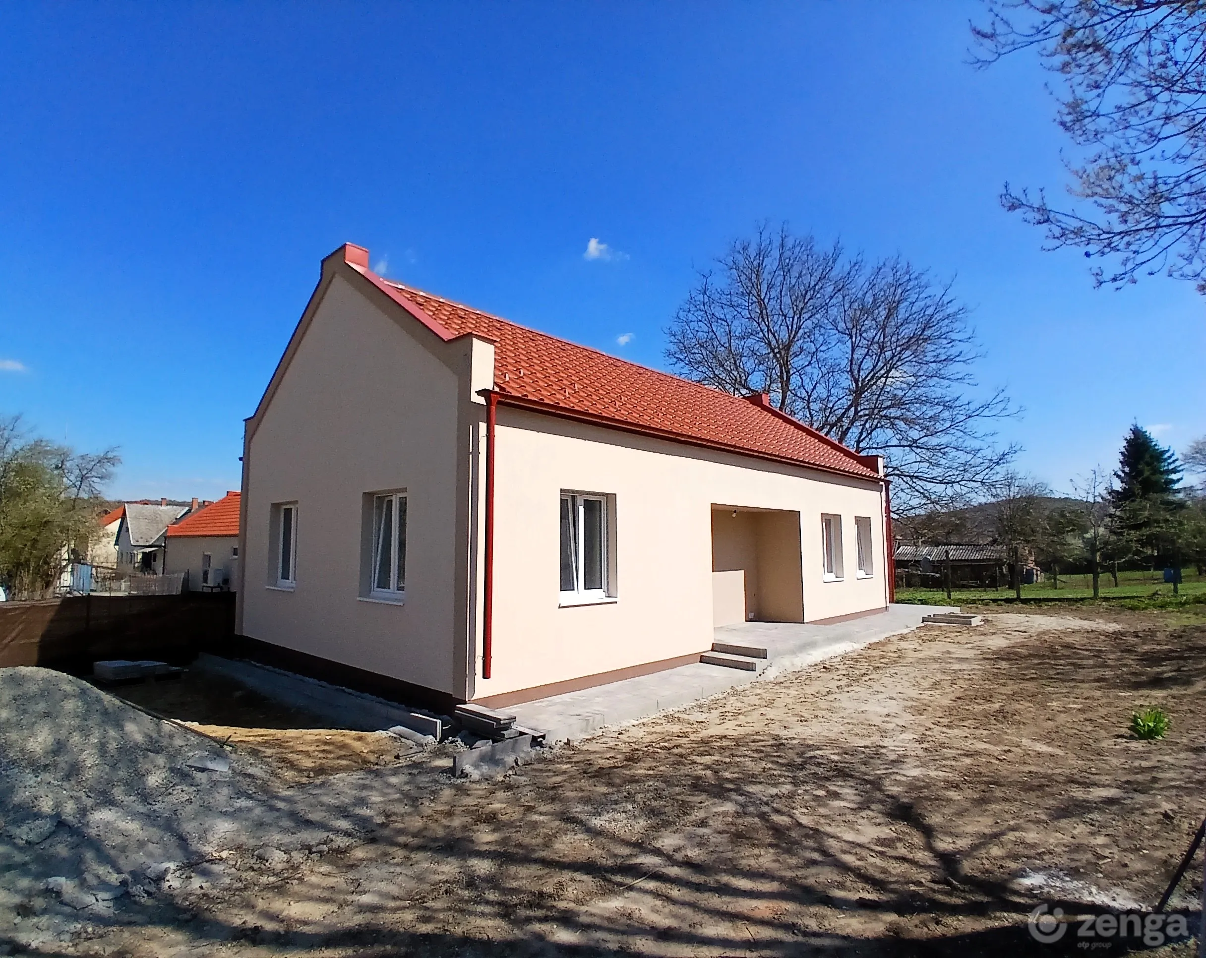elado-csaladi-haz-bank-126299684-k6.webp