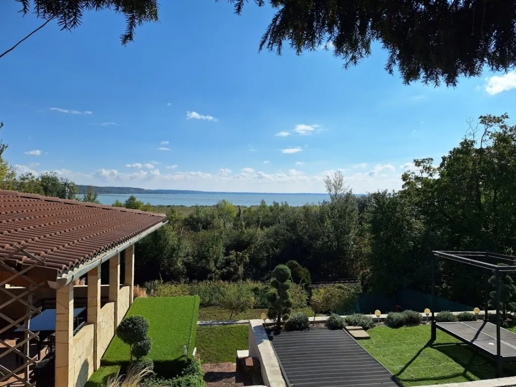 elado-kertes-haz-balatonalmadi-119408954-t6.webp