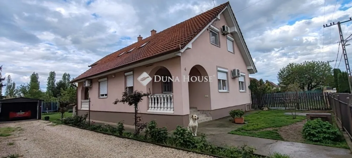 elado-csaladi-haz-siklos-128014392-t6.webp