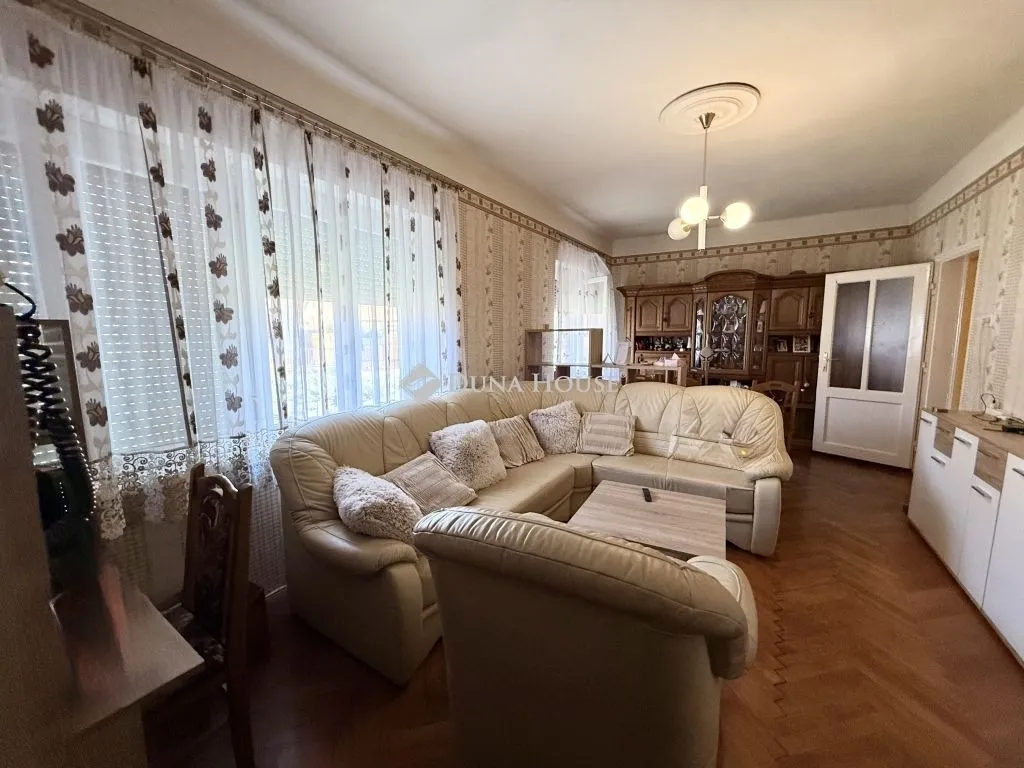 elado-csaladi-haz-villany-129073946-t6.webp