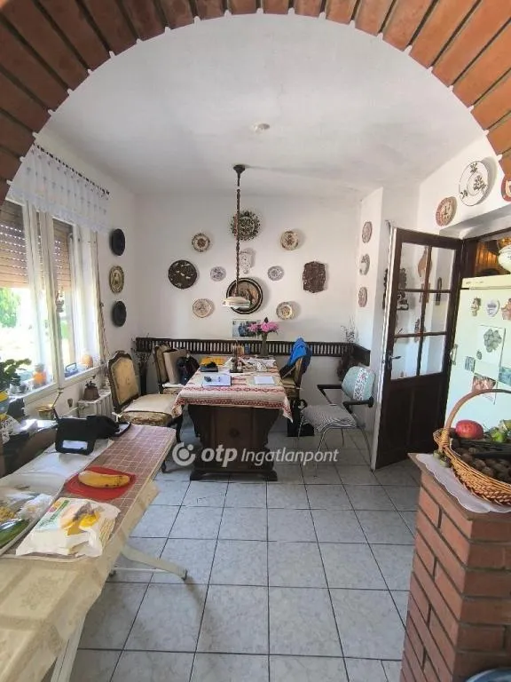 elado-csaladi-haz-holloko-116223197-t6.webp