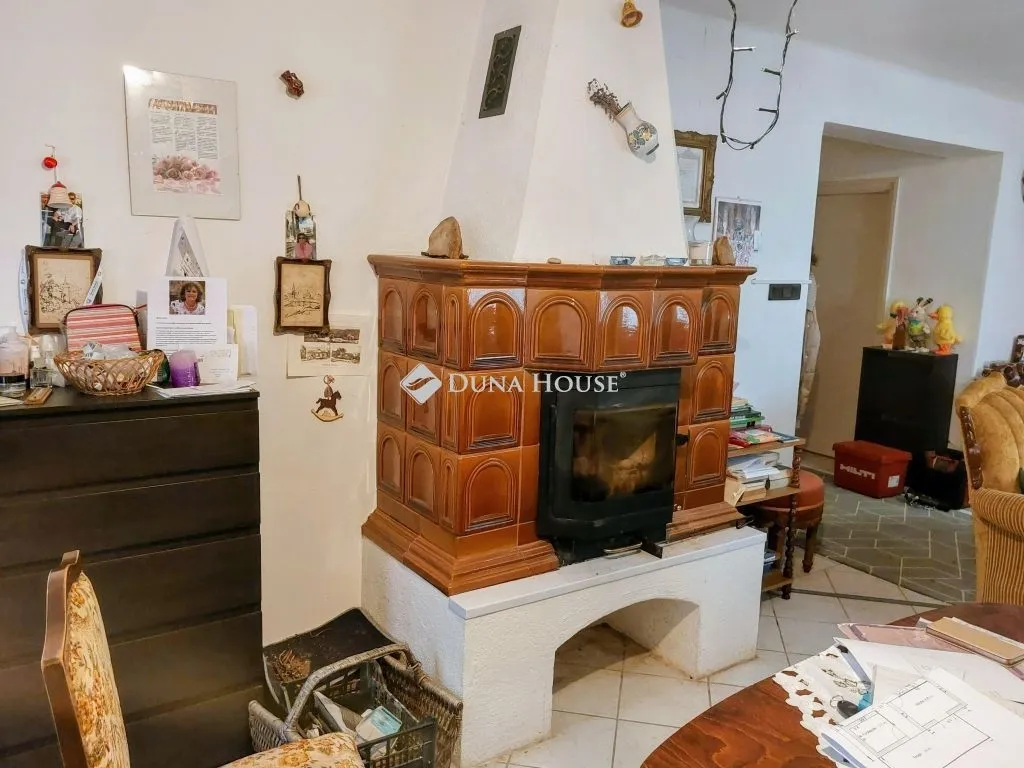 elado-csaladi-haz-bank-131257568-t6.webp