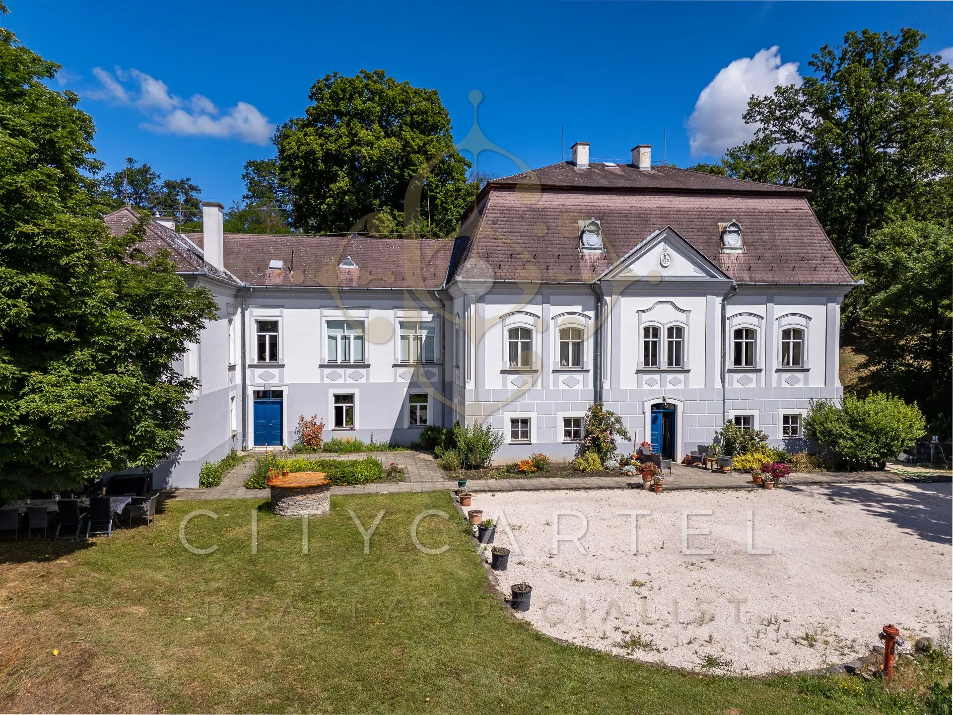 elado-villa-kastely-legend-128688169-t6.webp