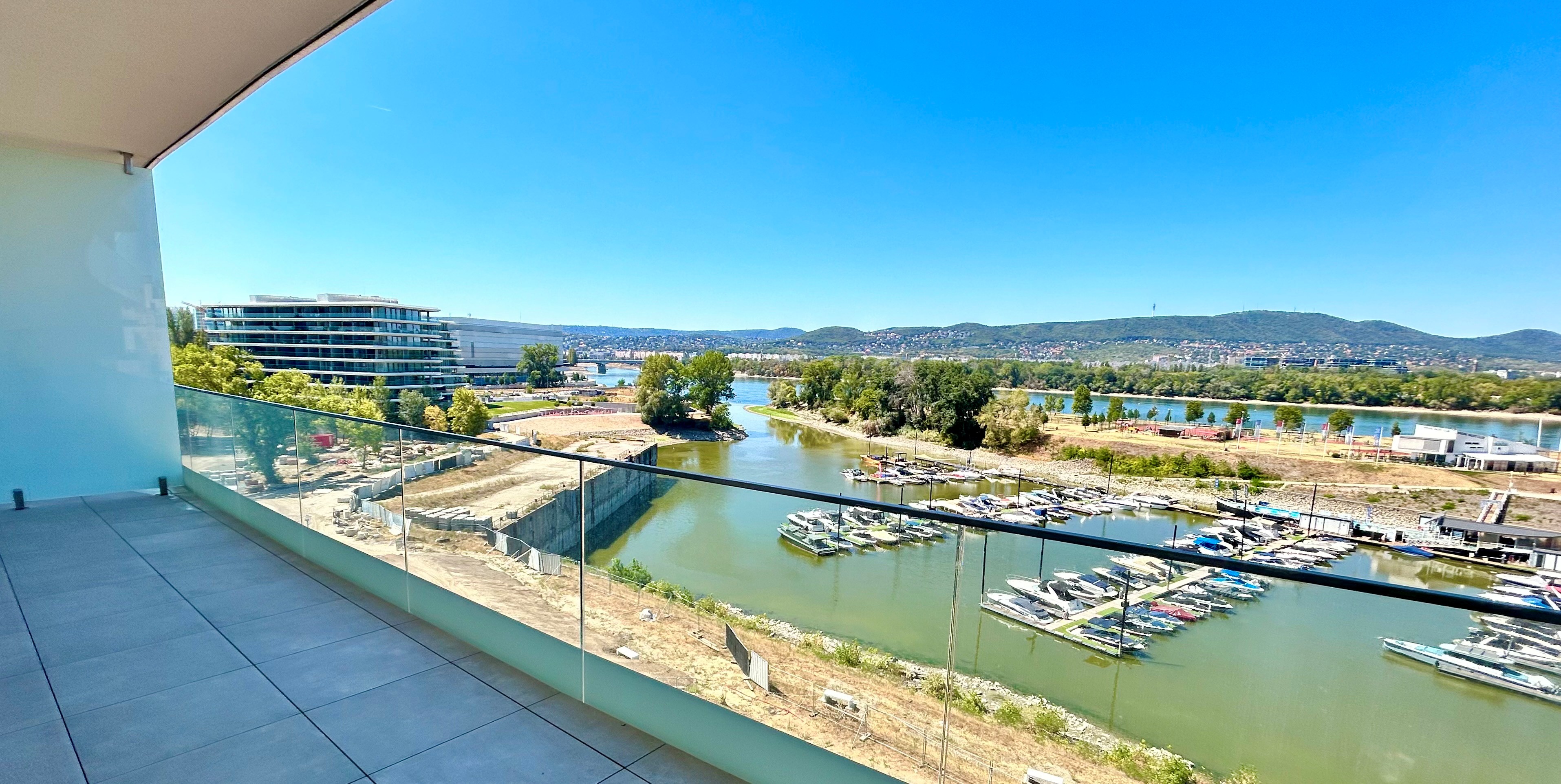panorámás erkély.jpg