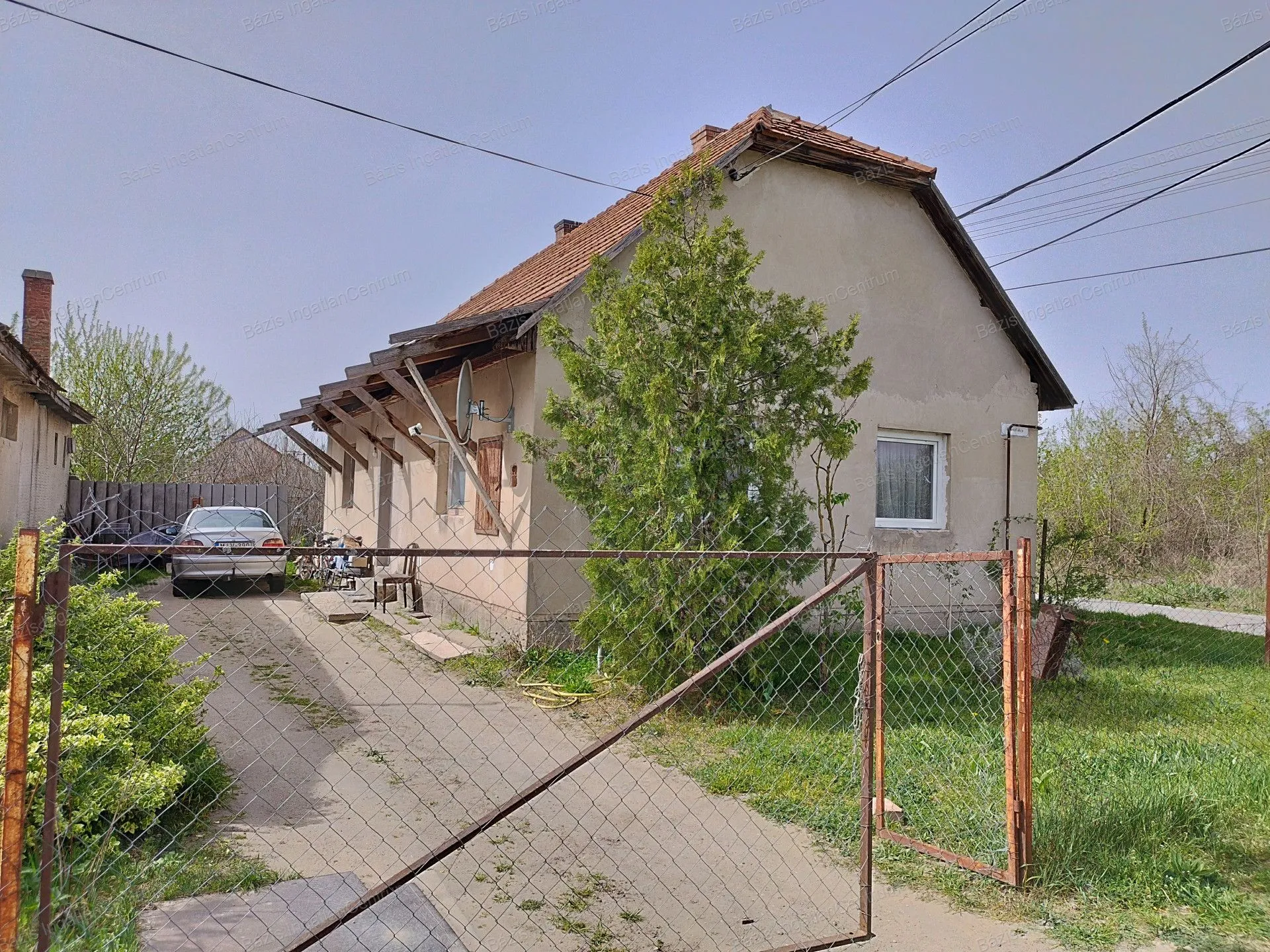 elado-csaladi-haz-kiskoros-100975597-t6.webp