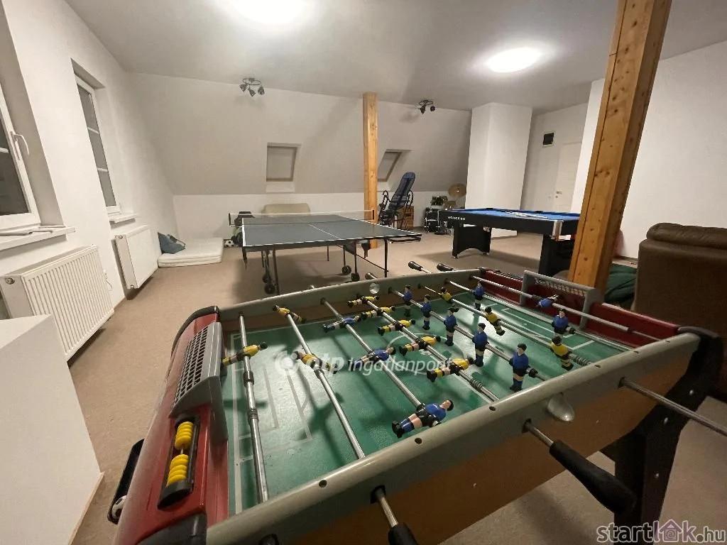 Hobbi szoba az emeleten, jacuzzi az alagsorban