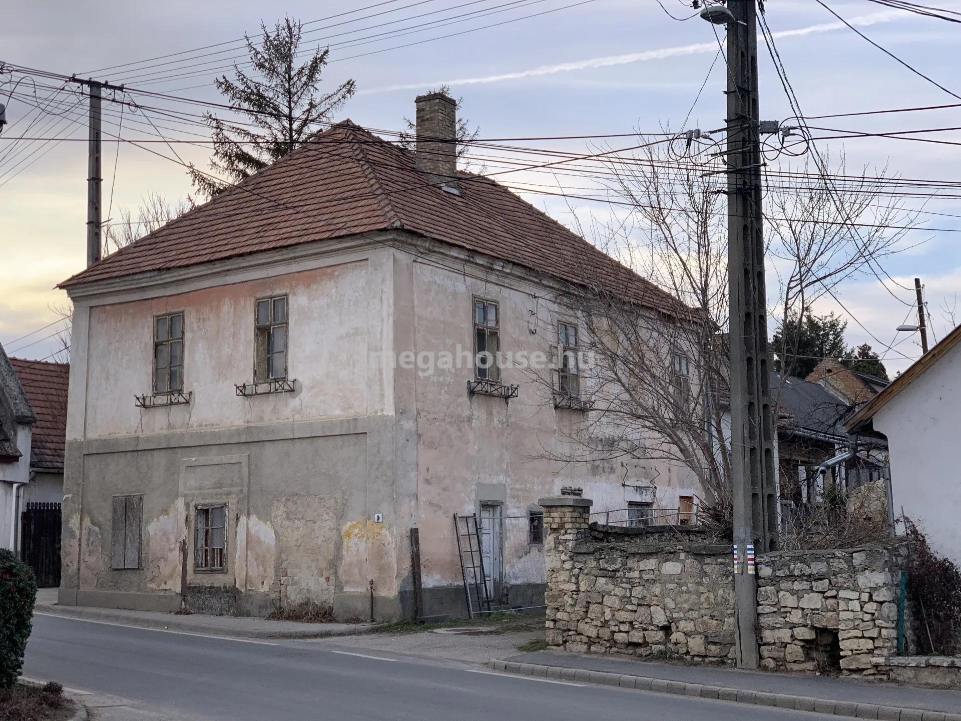 elado-csaladi-haz-balatonfured-94099951-t6.webp