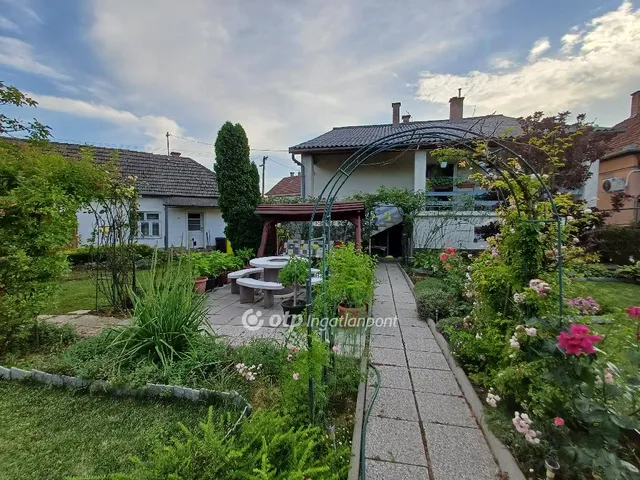 elado-csaladi-haz-bukkszek-95113422-t1.webp