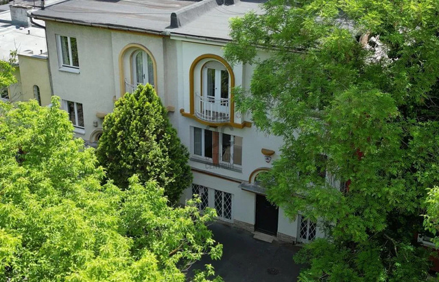 Körpanorámás ritkaság és nagypolgári társasház is eladósorba került Pest zöld villanegyedében