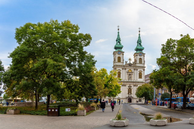 Már a reformkorban is Buda közlekedési csomópontja volt a tér, ahol a Parlament szolgáltatja a panorámát