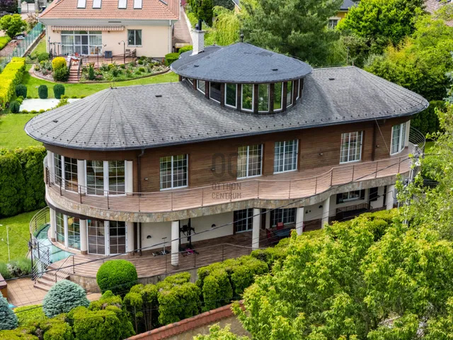 Luxushajó a szárazföldön: különleges eladó villa Rózsavölgyben