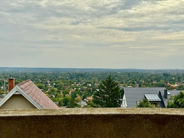 Egy leírhatatlan panoráma és egy ház a múltból, ami új életre vár Rókahegyen