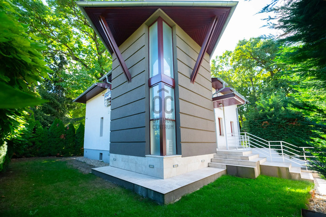 Modern családi villa Adyliget szívében