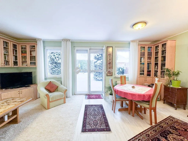 A frissen vágott fa, a vadkovászos kenyér illata terjengenek a környék lakásaiban