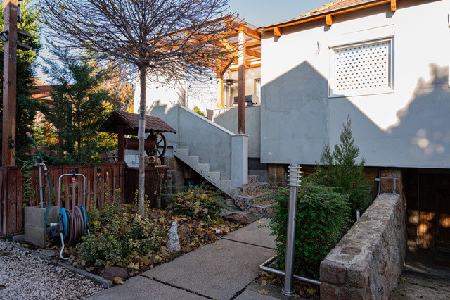 Hogyan függ össze reptéri gyorsvasút fejlesztése ezekkel a különös bélatelepi házakkal?