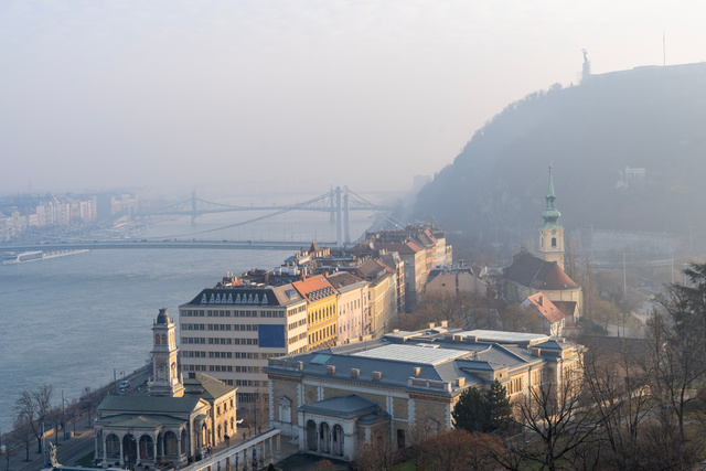 Varázslatos paloták között kanyarog a patak, ami az Erzsébet híd lábánál ömlik a Dunába