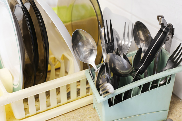 Nyéllel felfelé vagy lefelé? Tippelj, hogyan kell bepakolni az evőeszközöket a mosogatógépbe!