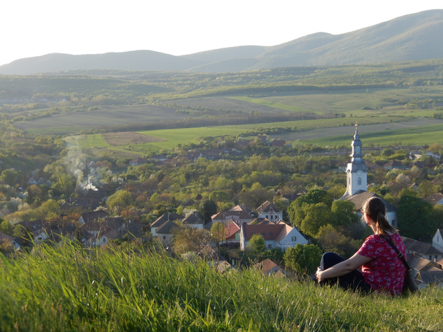 Miért létezik ellentét a gyüttmentek és az őslakók között ezekben a falvakban?