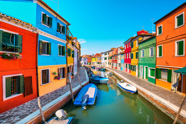 Amikor a homlokzat dönt helyettünk