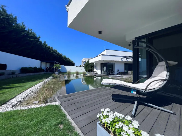 Egy nem mindennapi otthon az erdőben, egy tóval, ami mintha a belső térhez tartozna