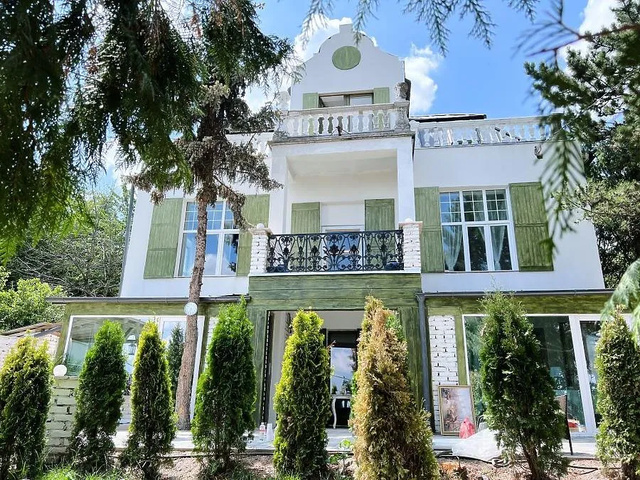 Panelnégyzetméter-áron árulja budai luxusvilláját a népszerű kisnyugdíjas