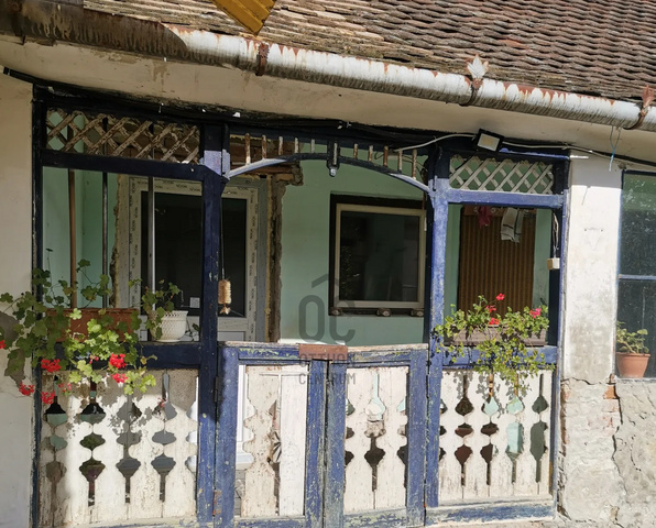 Kinevették őket, most meg mindenki az ő falujukba szeretne költözni 8 millióért