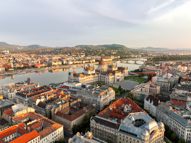 Európai Uniós rekord a magyar ingatlanpiacon - Kétszer annyi hitelre van szüksége a fiataloknak a saját lakáshoz, mint egy éve