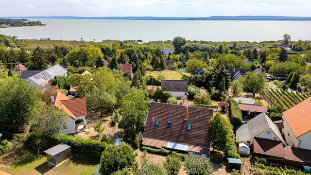 A város alatt csónakázol, fölül bazaltorgonák meredeznek