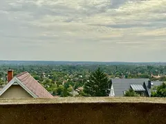 Egy leírhatatlan panoráma és egy ház a múltból, ami új életre vár Rókahegyen
