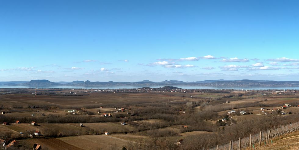 Így ugrott meg az érdeklődők száma a Balatonnál